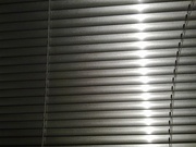 Алюминевые горизонтальные глянцевые жалюзи, с креплениями.